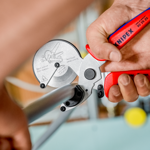 Pipe cutter for composite and plastic pipes | KNIPEX