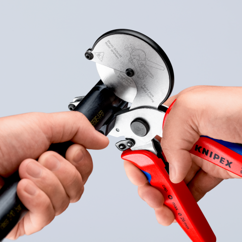 Pipe cutter for composite and plastic pipes | KNIPEX